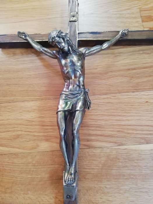 Vendo   crucifixo.