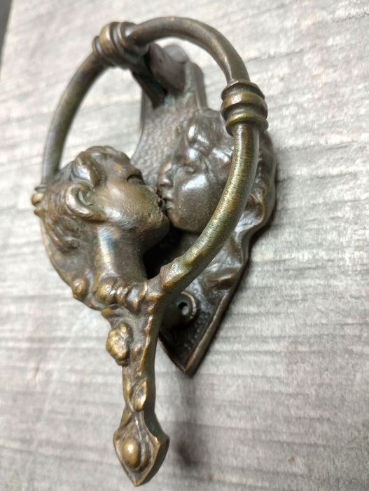 Piękna kołatka do drzwi - Pocałunek