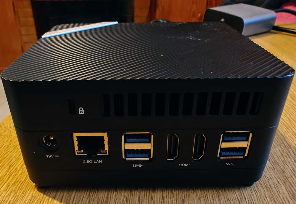 MINISFORUM UM690L Slim Mini PC, AMD Ryzen 9 6900HX (8/16wątków, 32 GB)