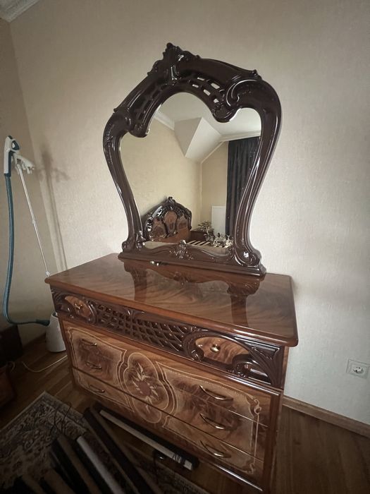 Спальня  дві тумбочки,дзеркало і комод ,шкафа не має,без матраца