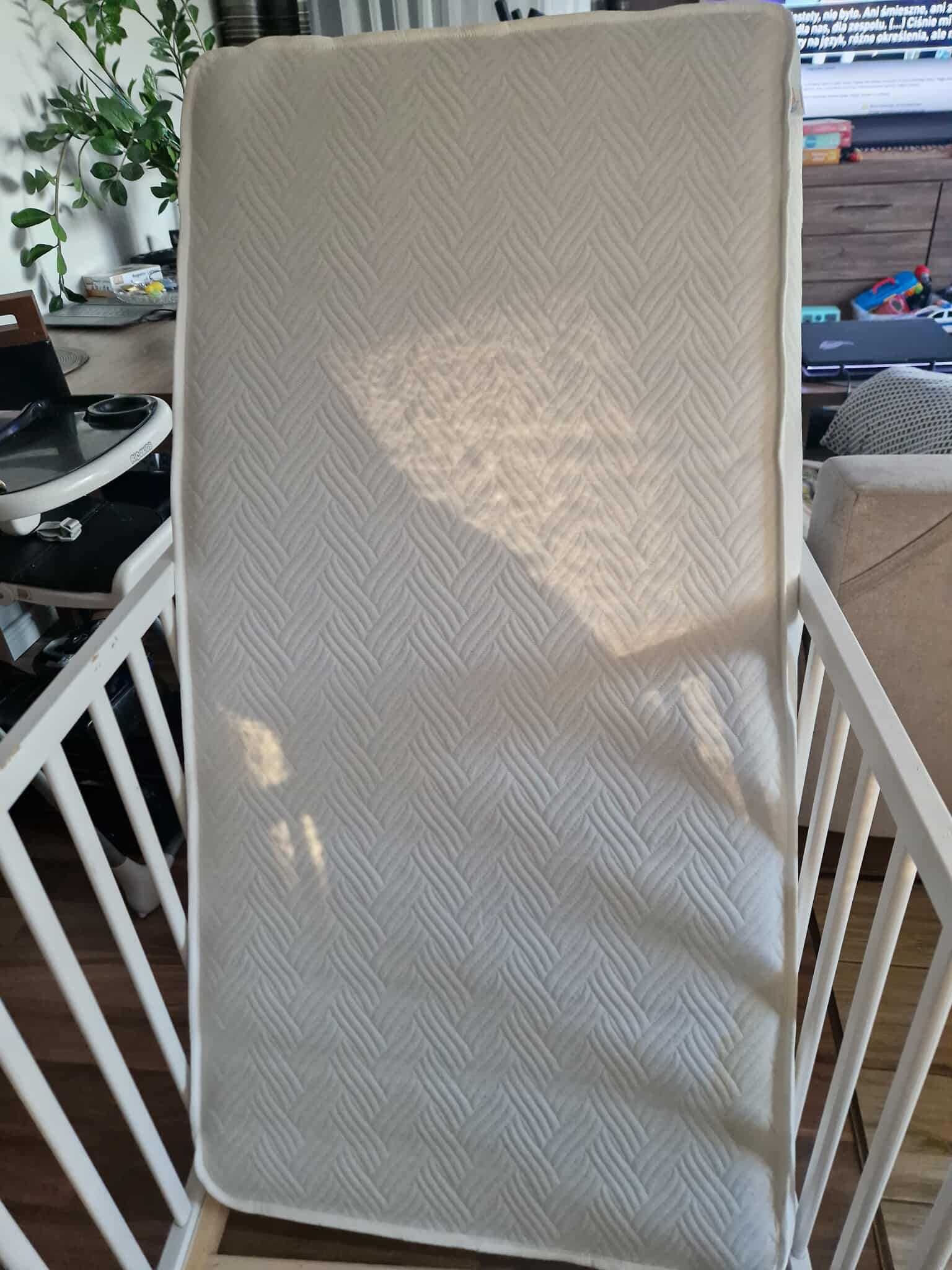 Drewniane łóżeczko 120x60 z materacem (białe)