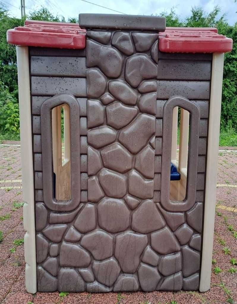Plastikowy domek dla dzieci z patio