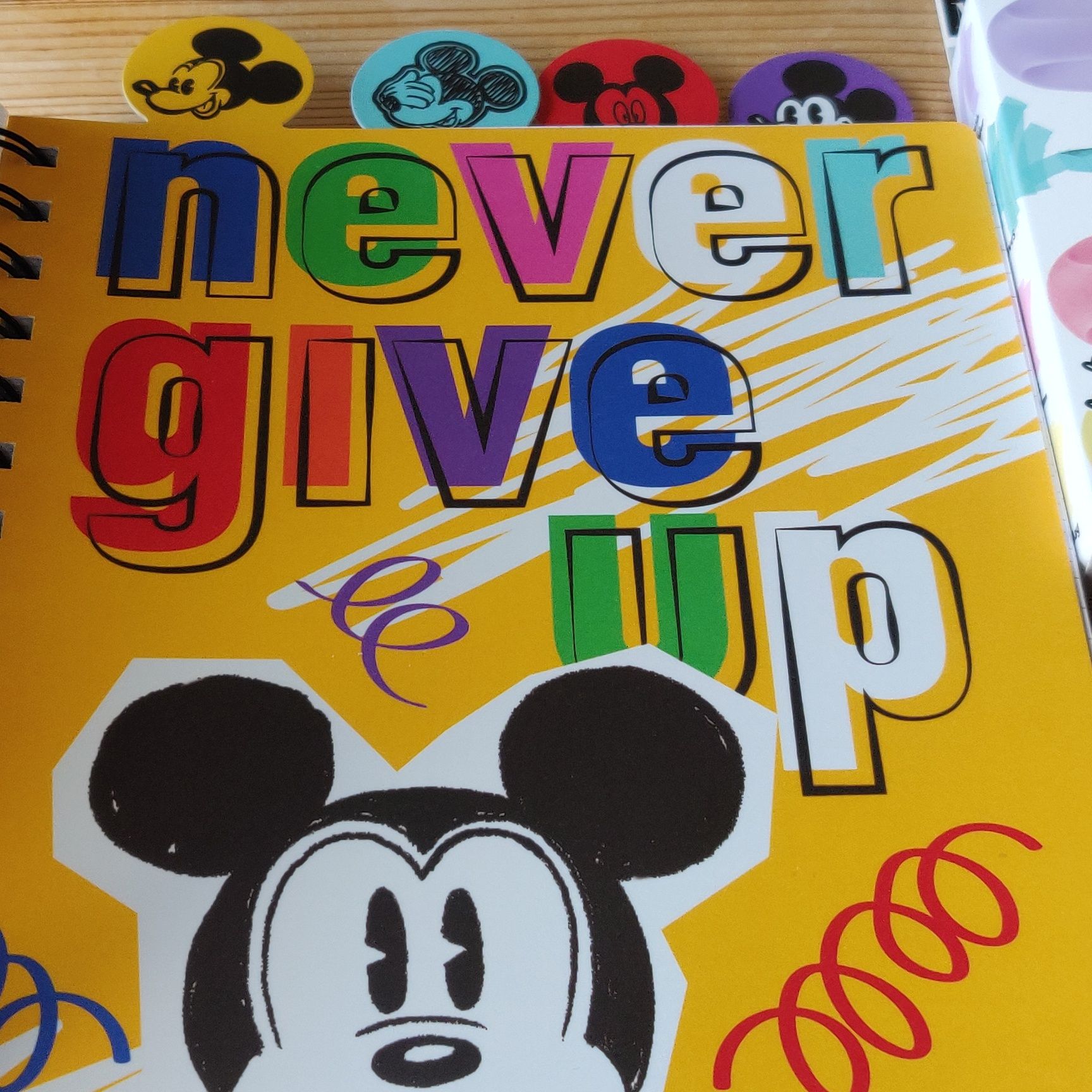 Zestaw, komplet z myszką Mickey: zeszyt 200 stron + 4 markery
