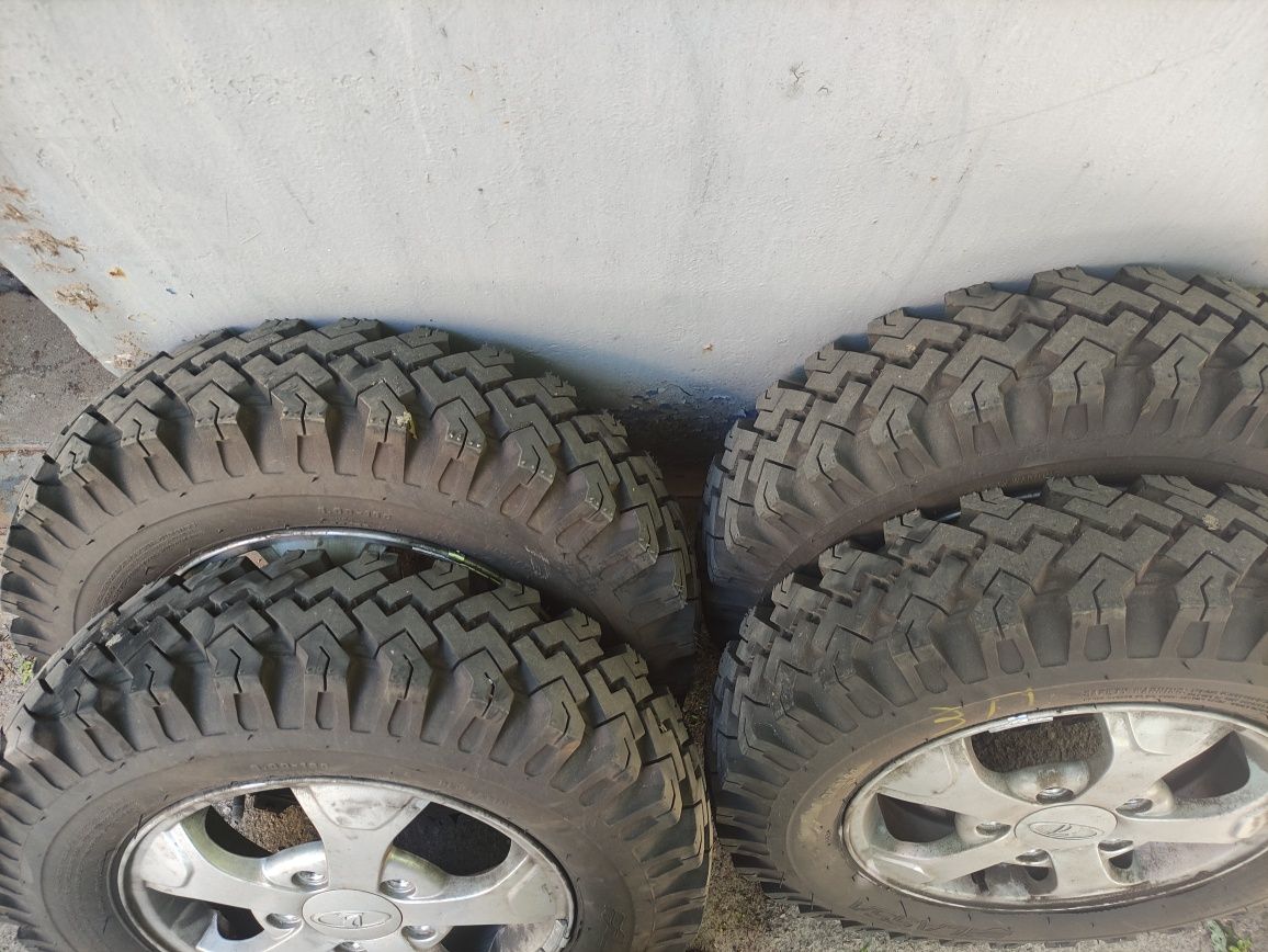 Колеса: диски 5×139,7 з шинами Lassa OK-144 6 R16C (Нива, 2121)