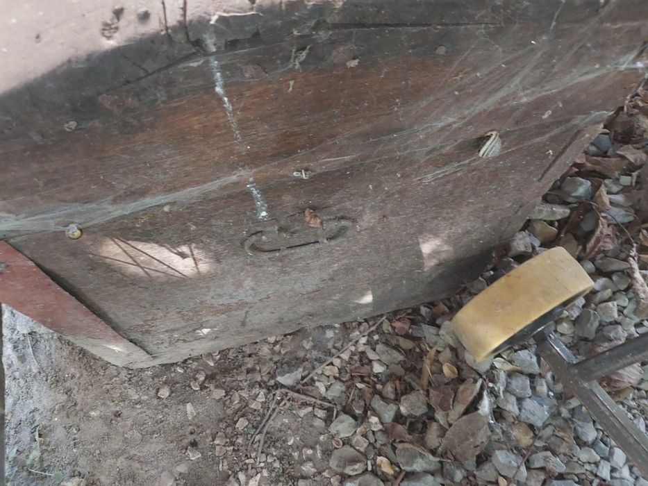 Kufer stary drewniany..