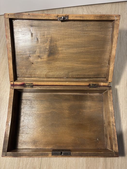 Drewniana szkatułka z ozdobnym grawerem, vintage