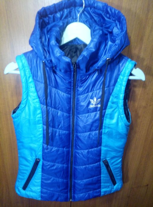 Женская демисезонная жилетка adidas