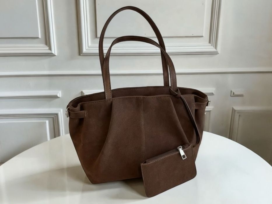 Zamszowa eko Torebka na ramię poręczna stylowa z brelokiem