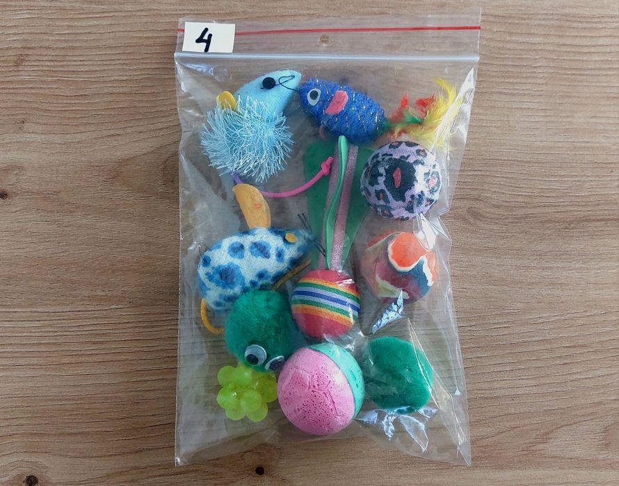 Komplet nr 4 nowych zabawek dla kota.