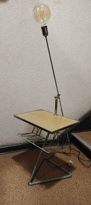 Lampa podłogowa z gazetnikiem 2 poł. XX w.