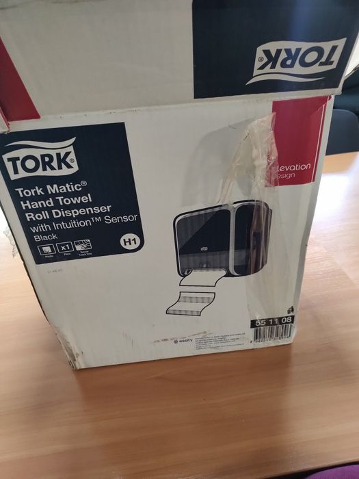 Сенсорний диспенсер в рулонах Tork Matic 551108 чорний