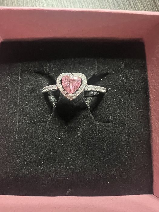 Pandora pierscionek z różowym sercem