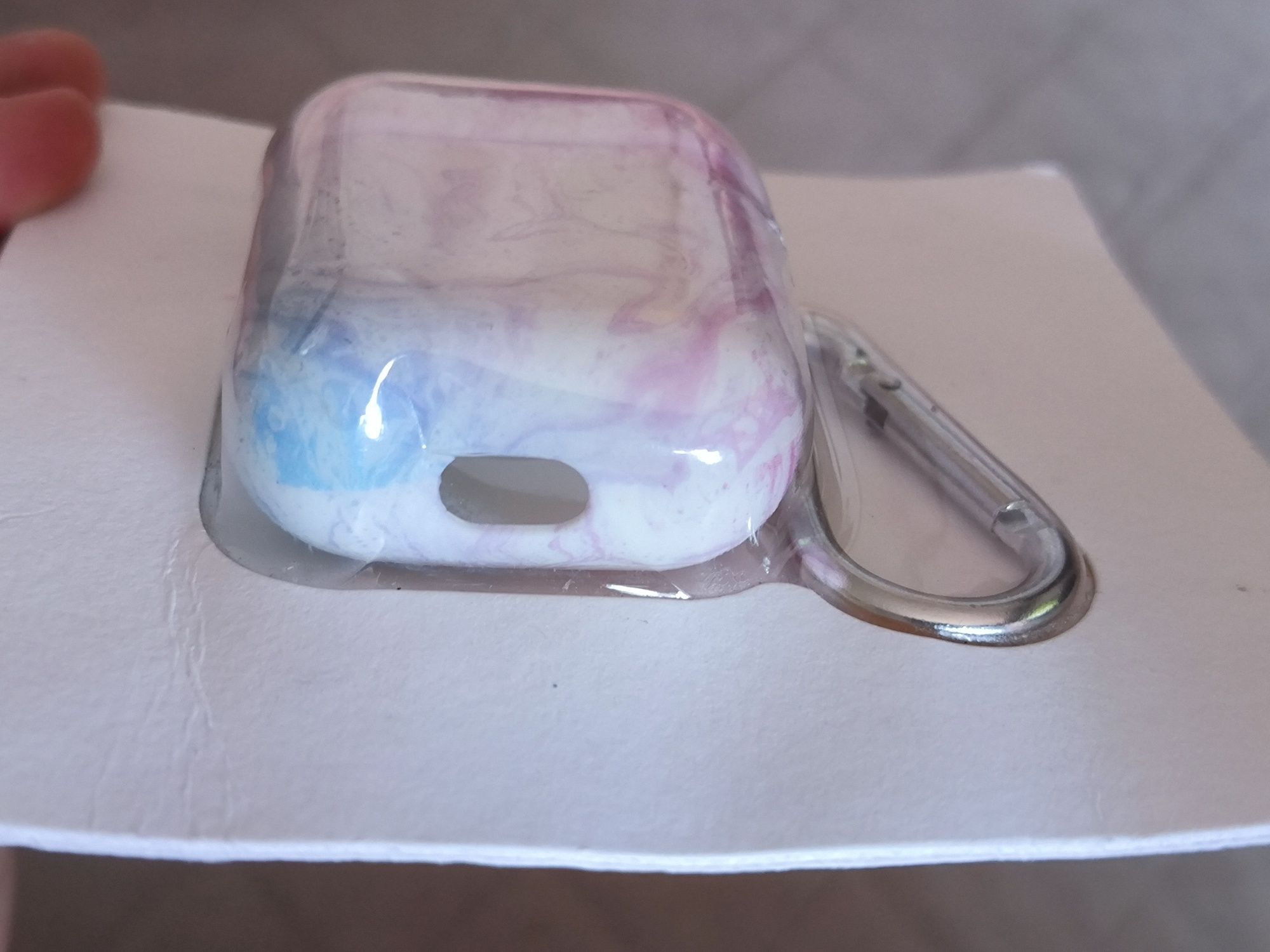 Etui na słuchawki Airpods.