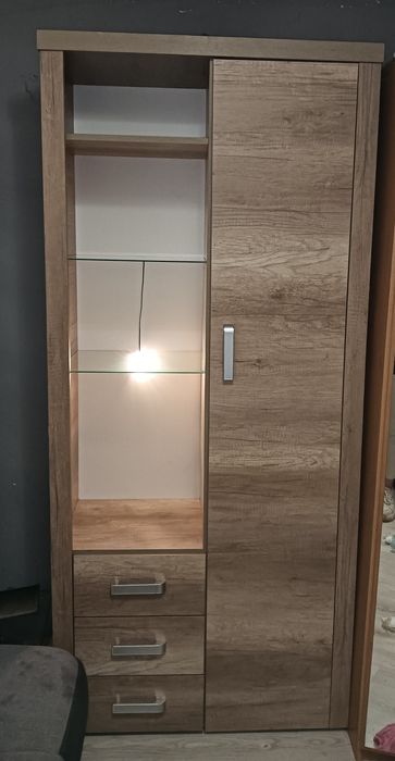 Szafa z szybą podświetlana