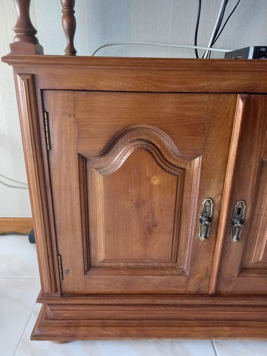 Vários móveis em madeira de castanho,  maciça