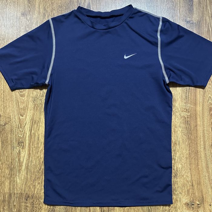 жіноча спортивна футболка nike