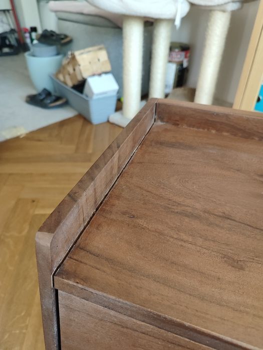 Stolik nocny z drewna akacjowego hiszpańskiej firmy SKLUM