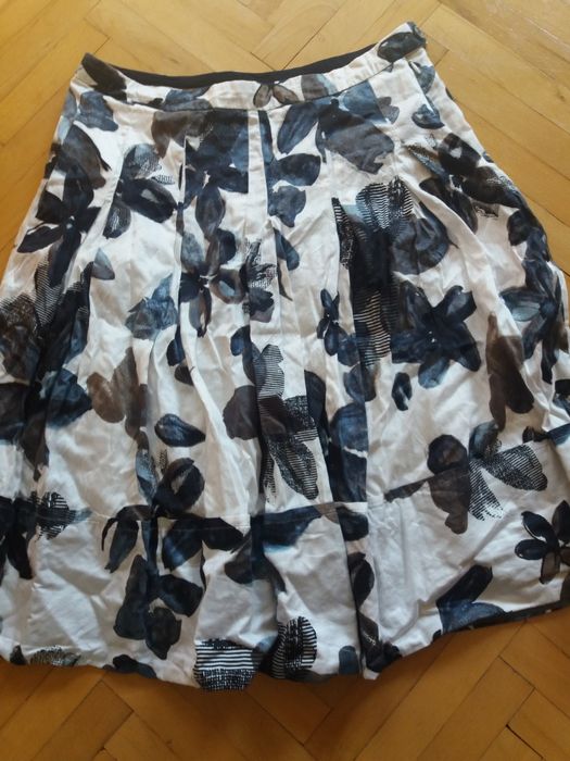 Biała spódniczka z czarnymi kwiatami 38