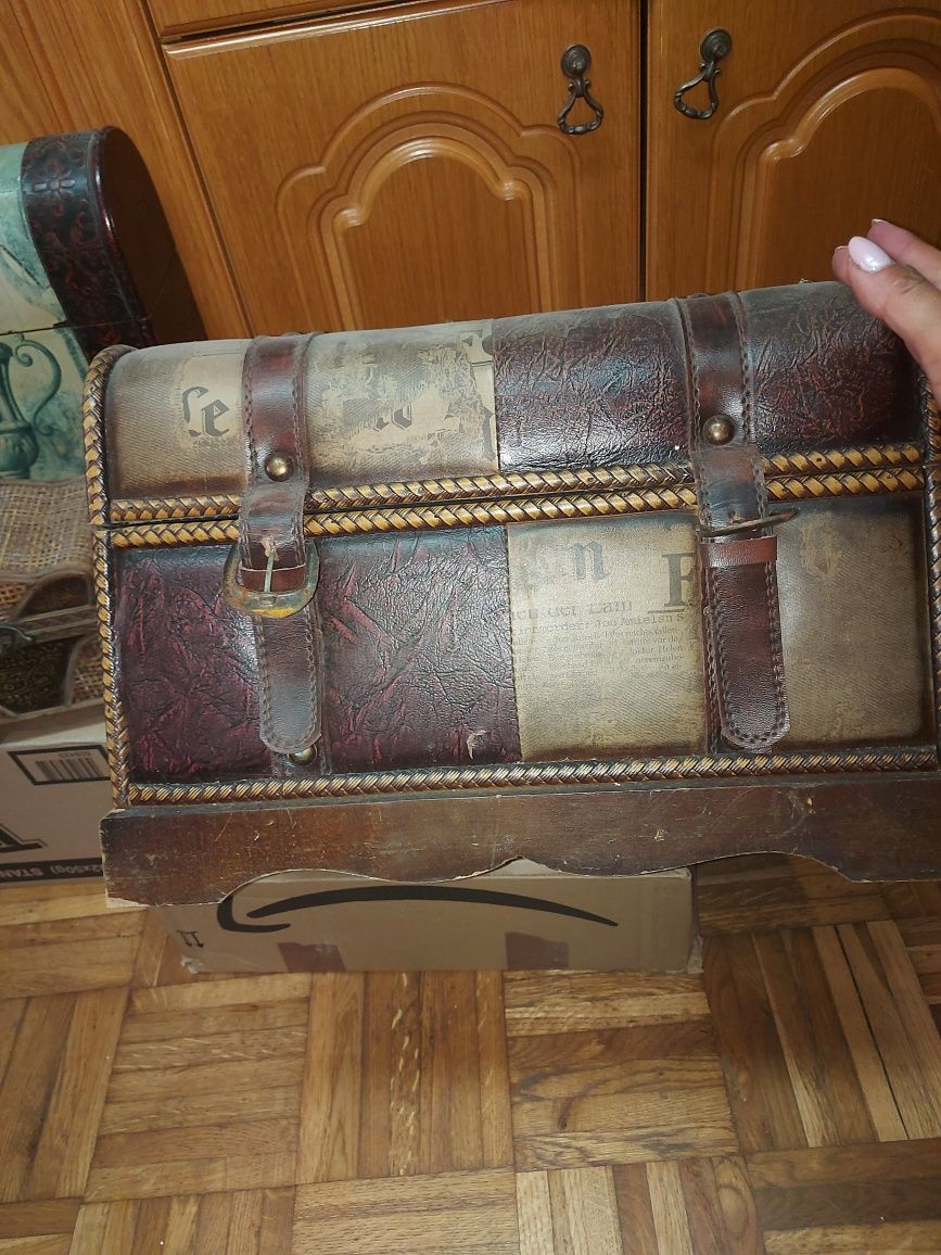 Stary kufer z okuciami