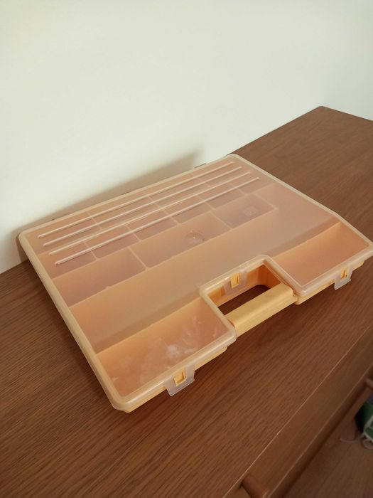 Caixa de plástico para arrumação