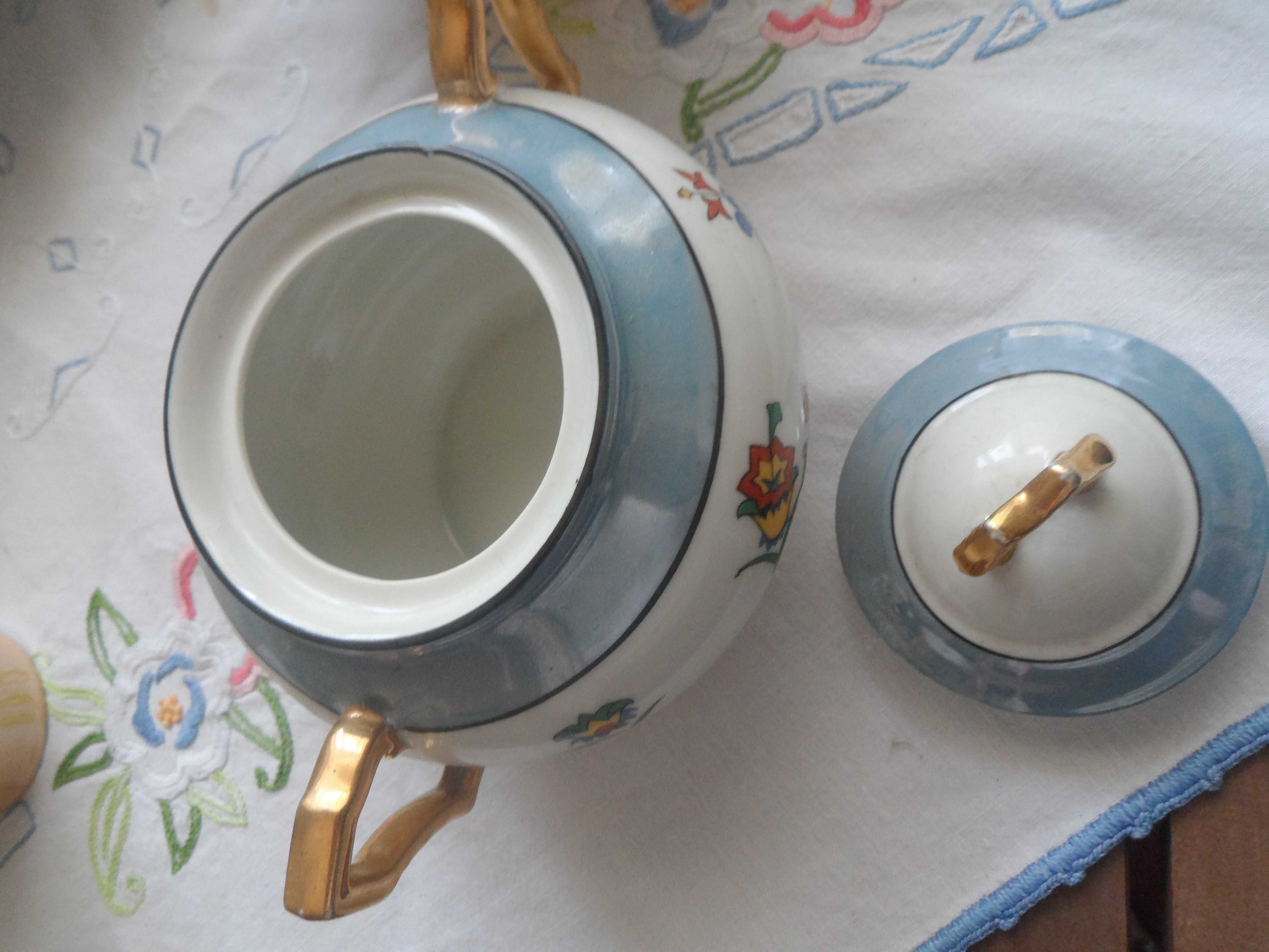 Conjunto de bule, açucareiro e leiteira antigos