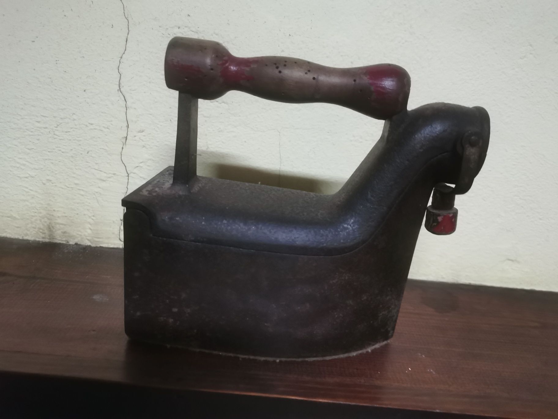 Ferro de engomar carvão