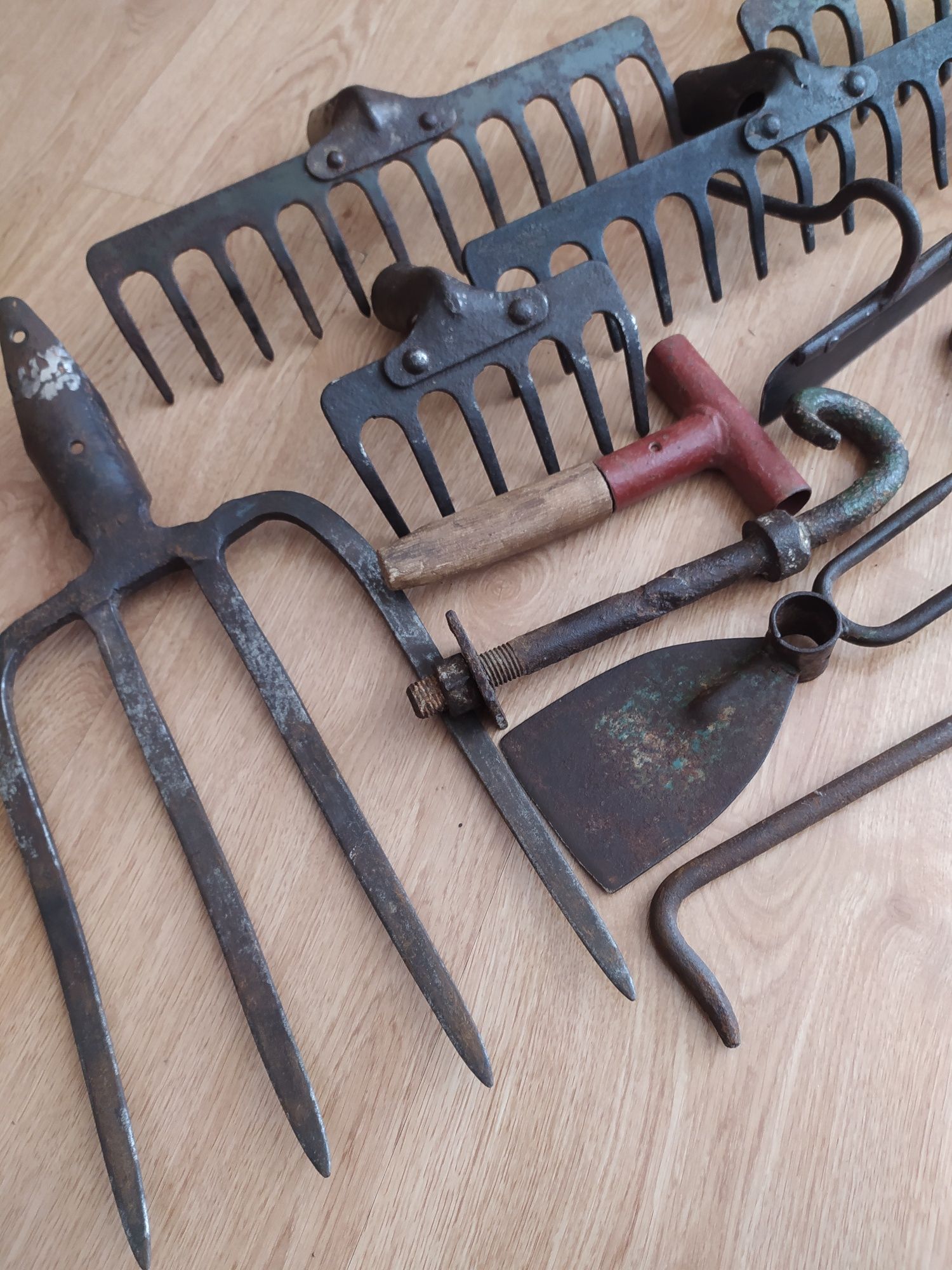 Stare narzędzia do ogrodu z PRL-u