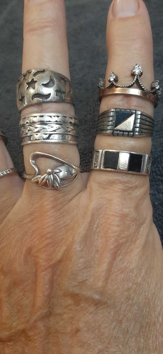 Продам женское серебряное кольцо