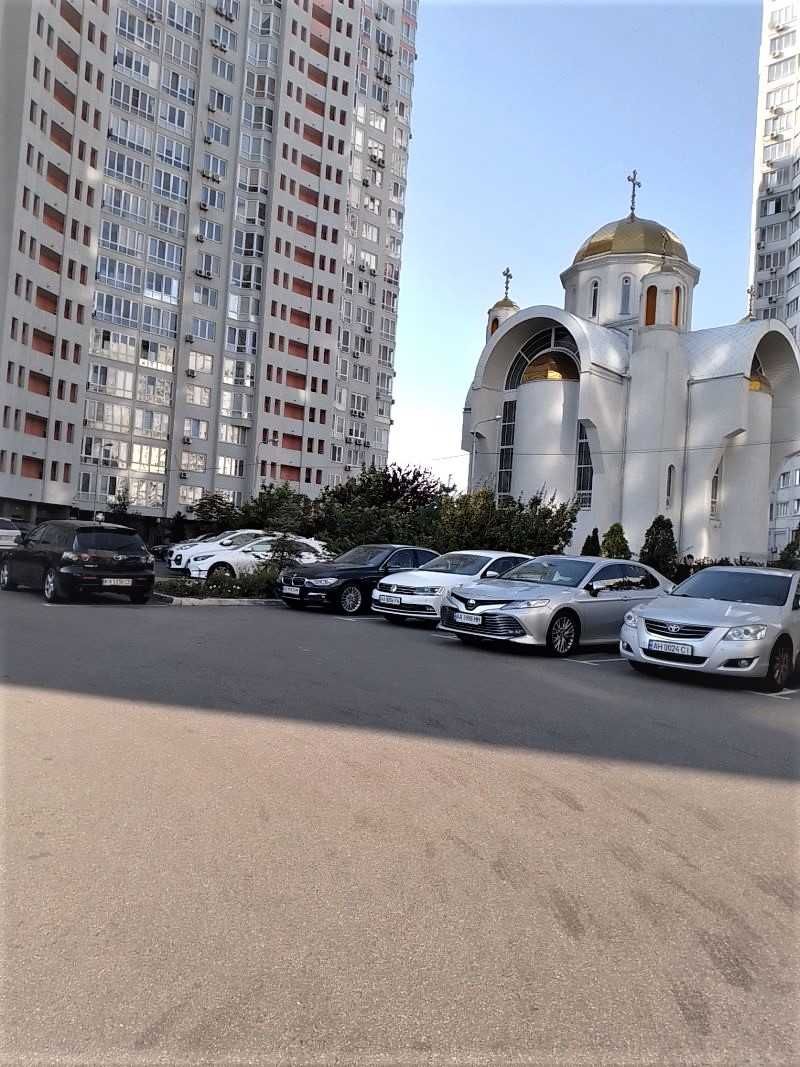 2 ком. кв. ул. Елизаветы Чавдар, 1. метро Осокорки 5 мин. пешком.