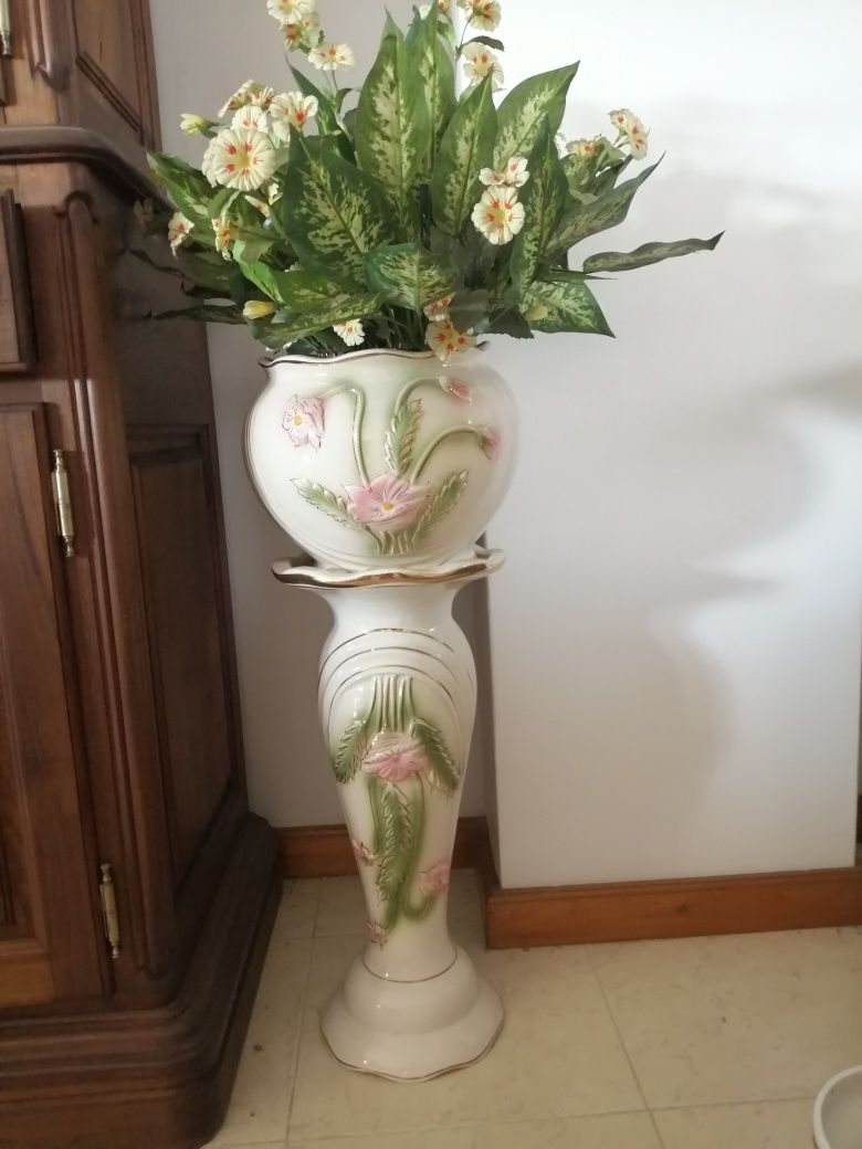 Vaso em loiça com pé