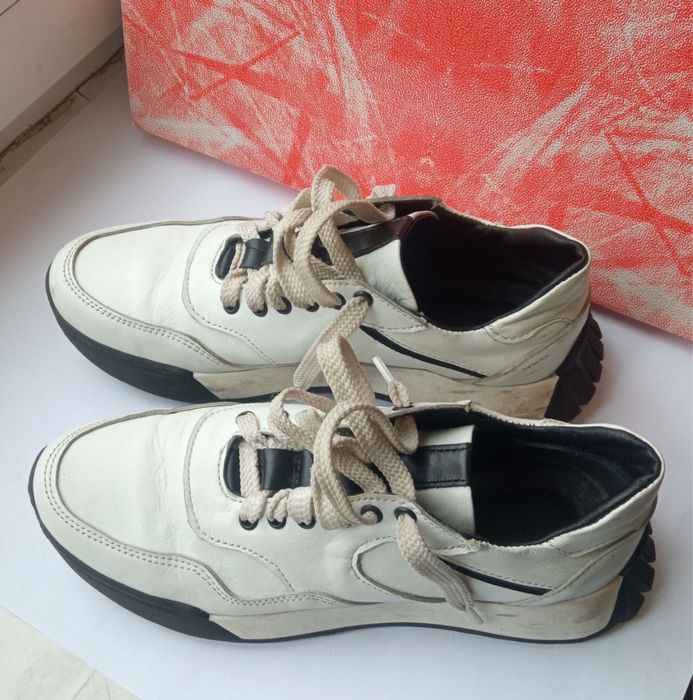 Продам жіночі кросівки