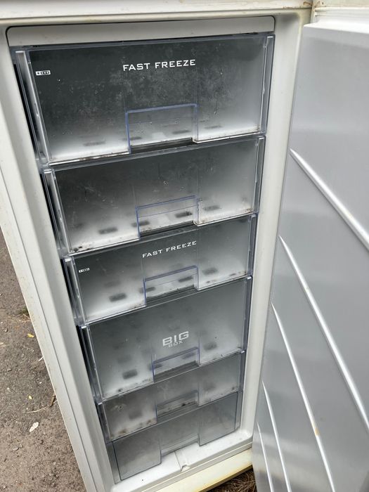 Продам 
Морозильну камеру Snaige, холодильник Samsung у робочому стані