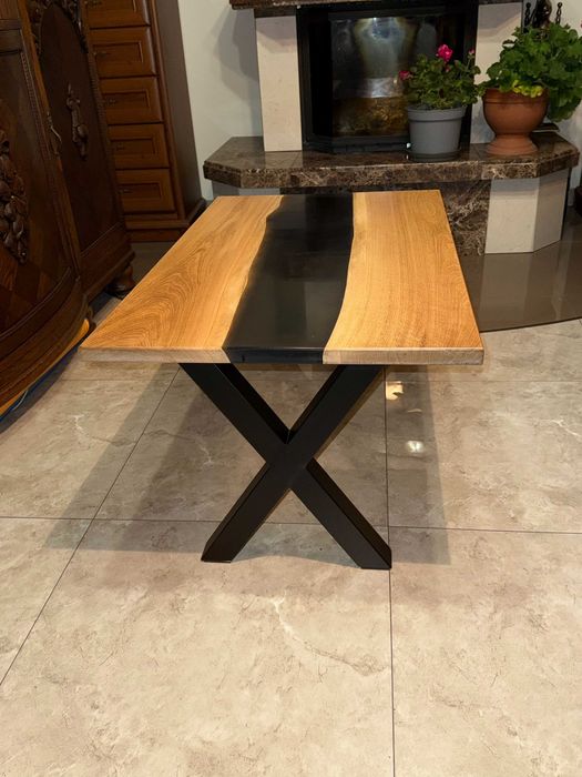 Stolik kawowy - dąb z żywicą