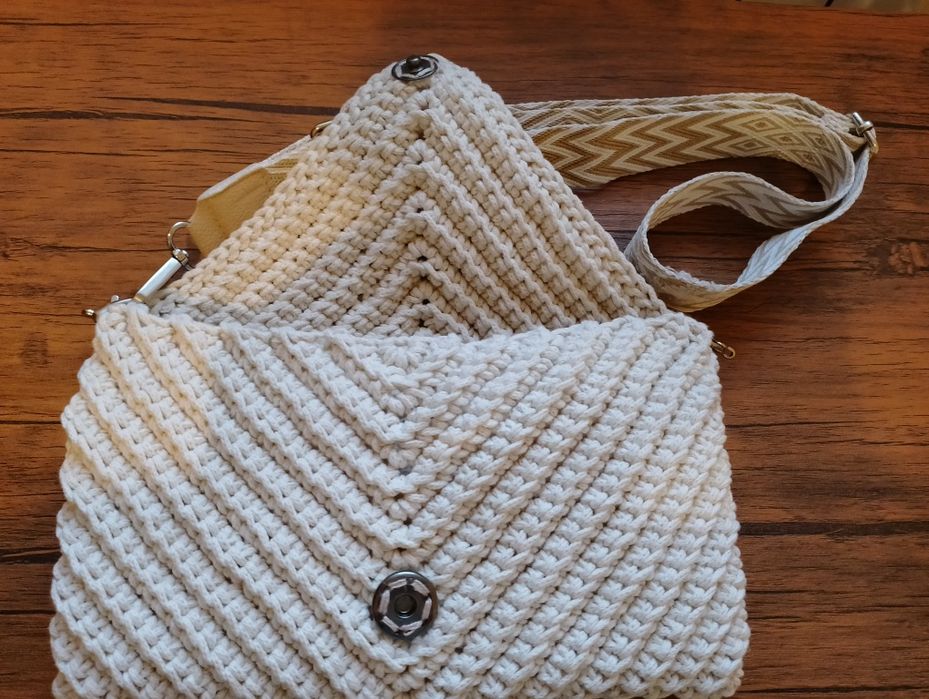 Nowa jasna torebka wykonana na szydełku