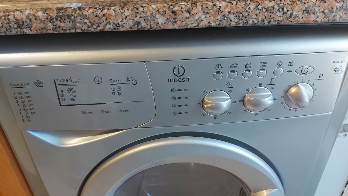 Máquina de lavar e secar roupa Indesit