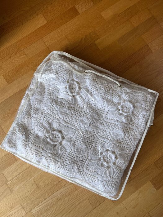 Colcha branca artesanal em crochet com linha de algodão