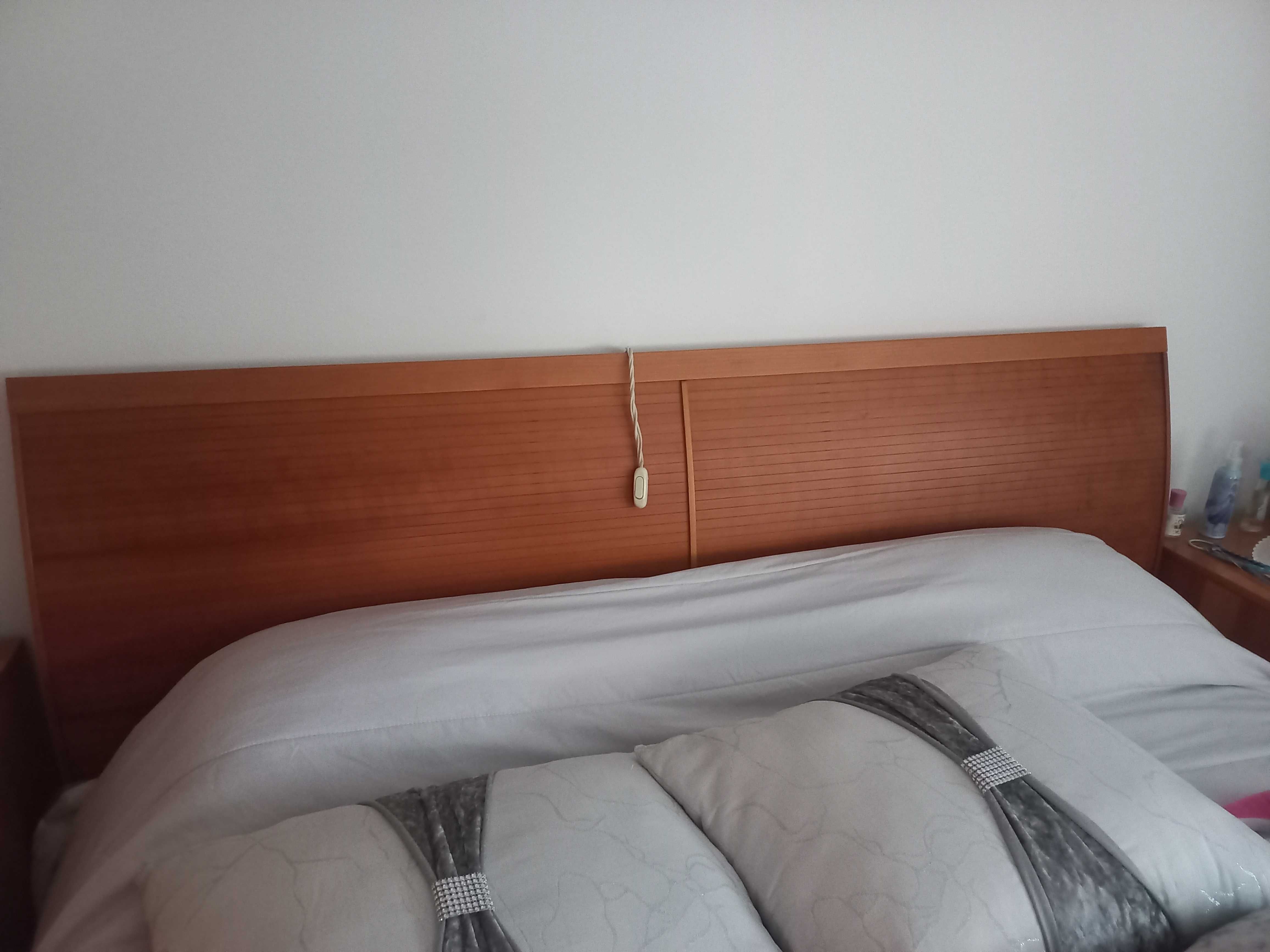 Cama com estrado e mesinhas cabeceiras