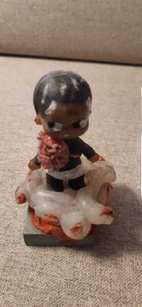 stara zabawka figurka chłopca z czasów prl