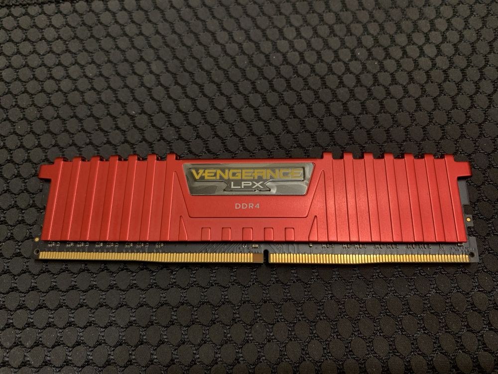 Модуль памяти Corsair Vengeance LPX DDR4 8GB 2400 Mhz