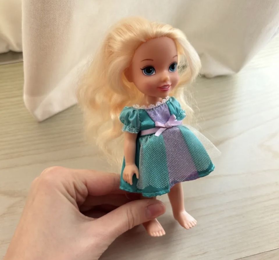 Boneca Elsa do “Frozen” c/ 15cm