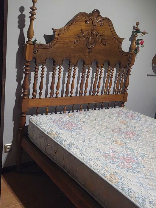 Cama de casal de madeira completa