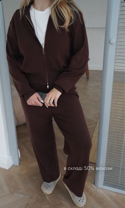 Трикотажний костюм в трендовому кольорі