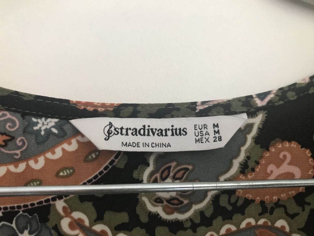 Kolorowa sukienka Stradivarius M