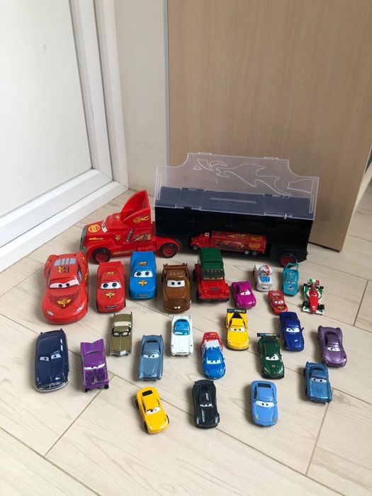 Машинки Молнія Макквін і його друзі різні