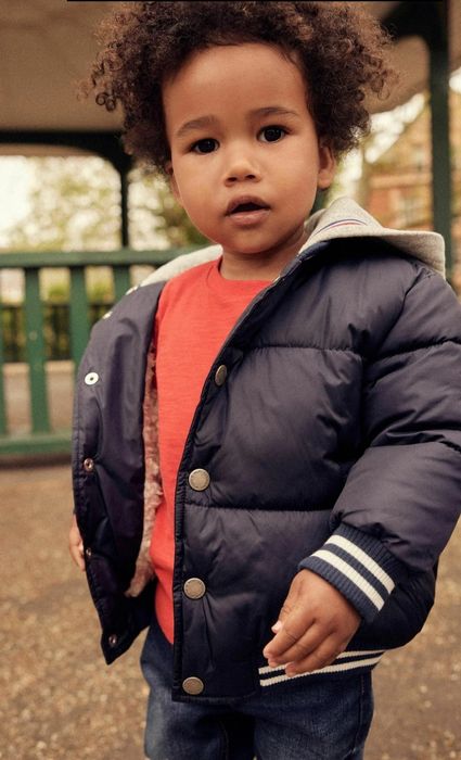 Демисезонная курточка  с капюшоном на заклепках.фирма Next.
Размер 9-1