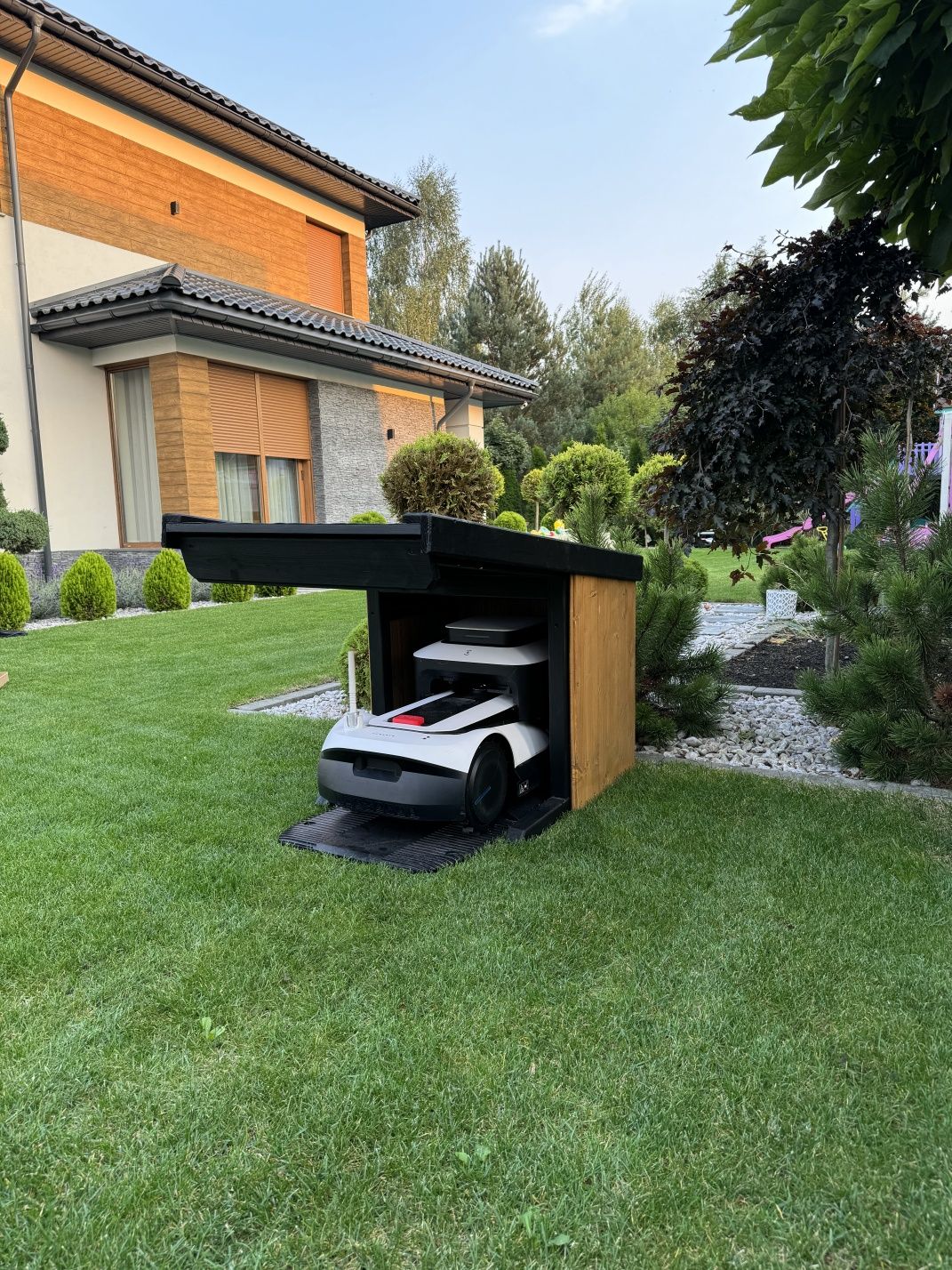 Drewniany Garaż na robot koszący