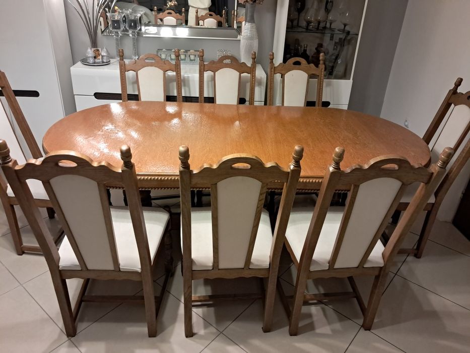 Stół rozkładany z 8 krzesłami