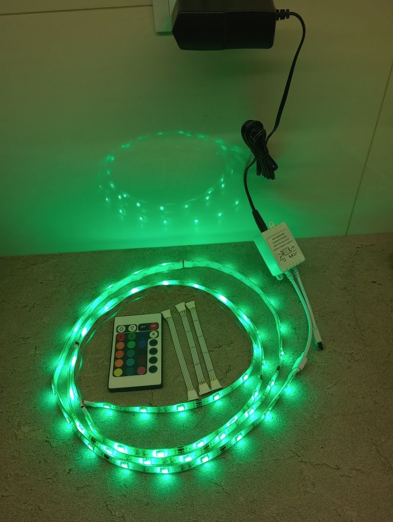 Zasilacz, sterownik RGB, taśma LED RGB 4x0,5m, złączki.