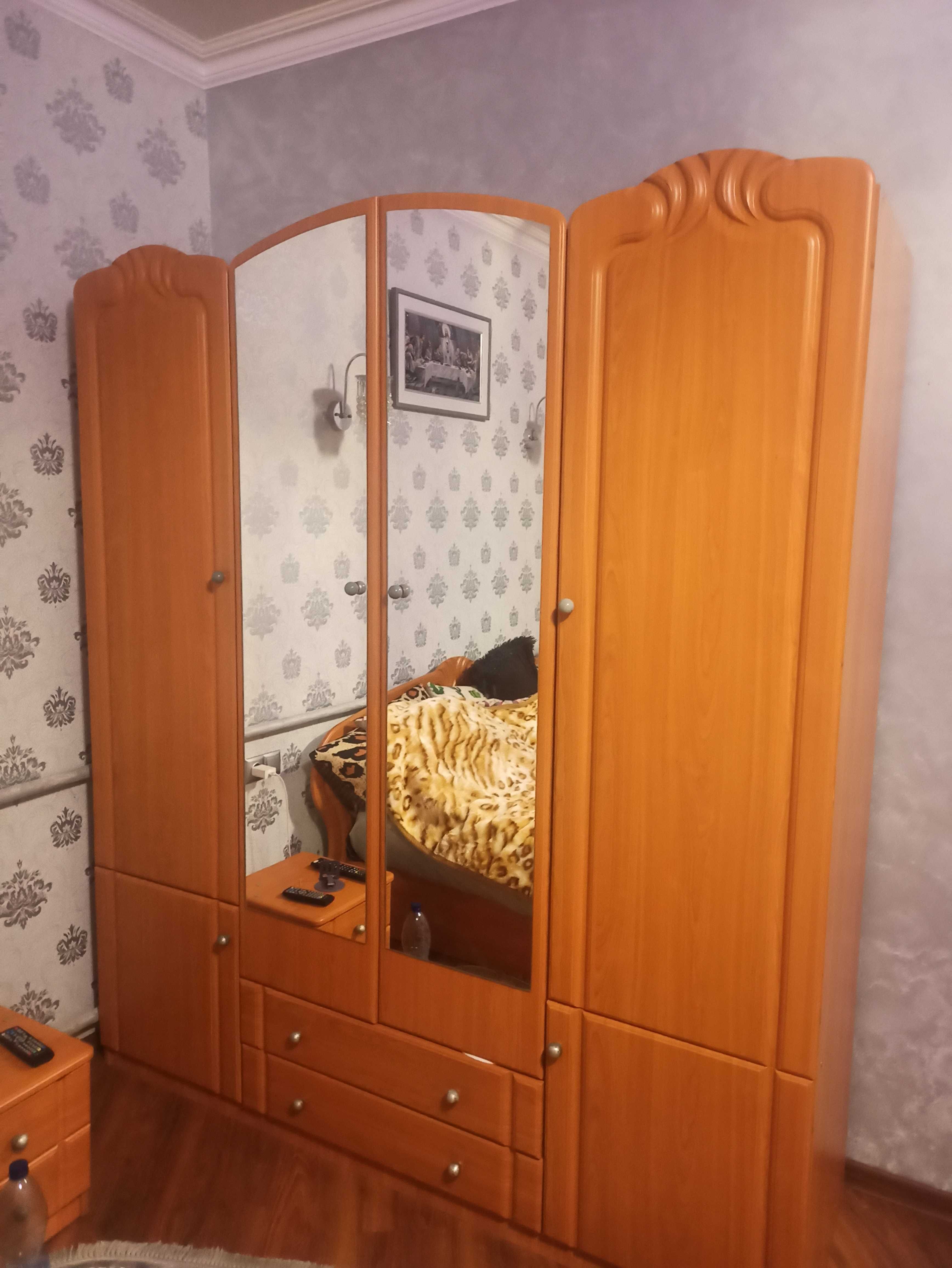 Шафа, комод, приліжкові тумби