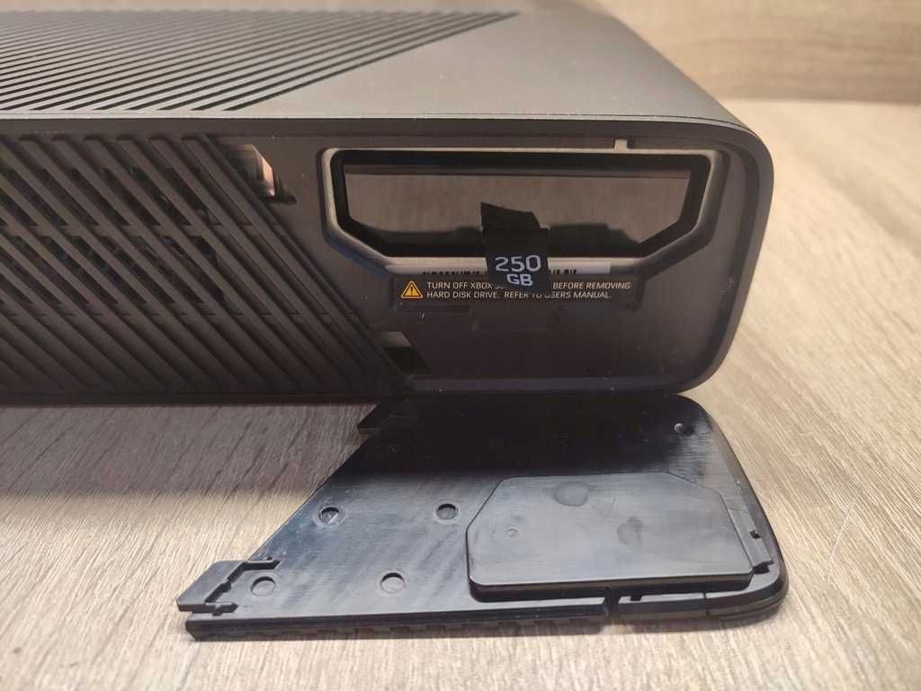 Konsola Xbox 360 E 250 GB 1538